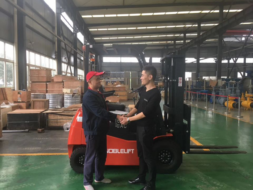 全交流电动叉车交付现场