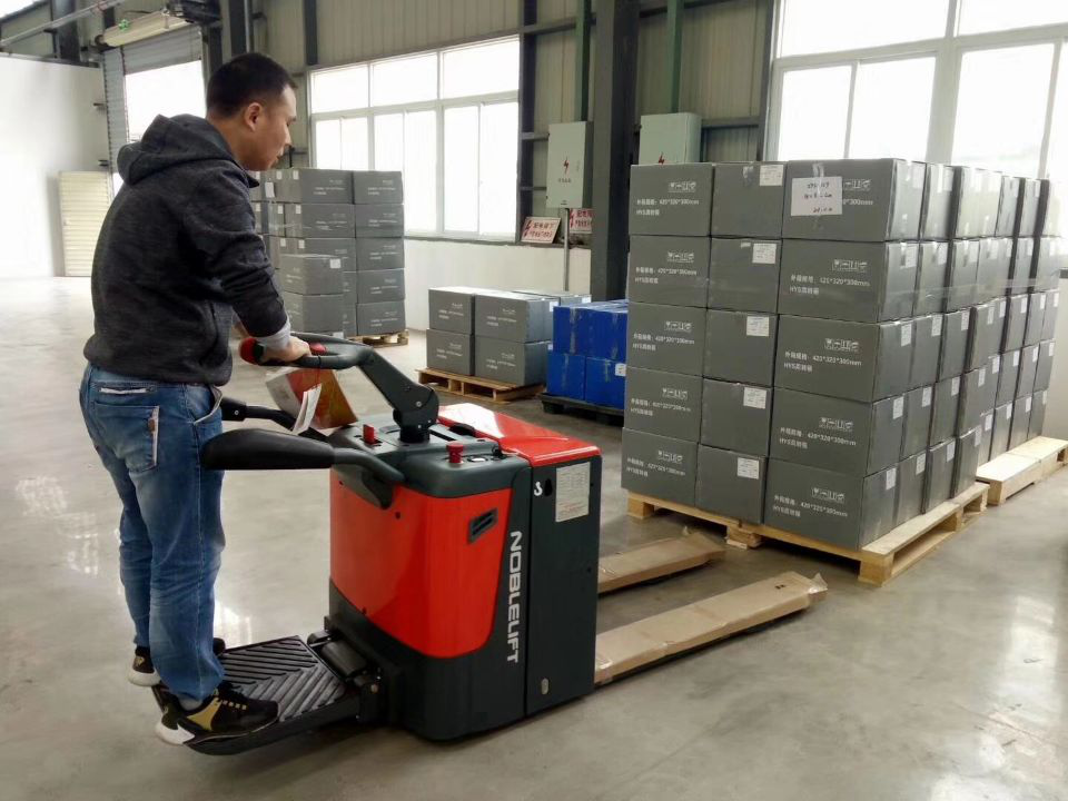 PT20全电动搬运车客户试车