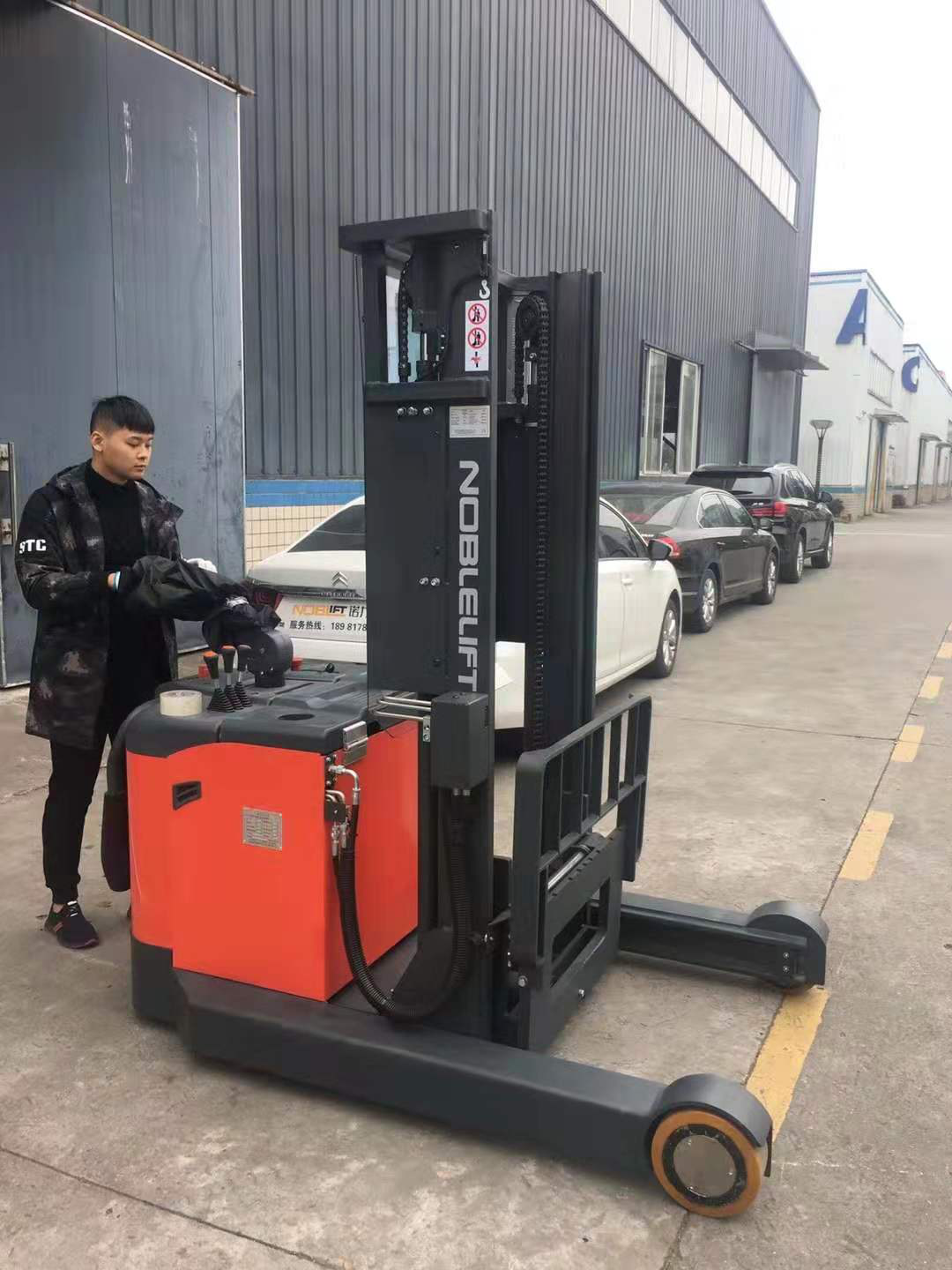 PS前移式电动堆高车交付现场